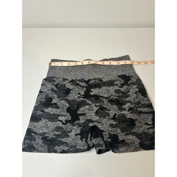 Women’s Seamless Camo Scrunch Shorts Size M High Waist Athletic Activewear - Picture 3 of 7
